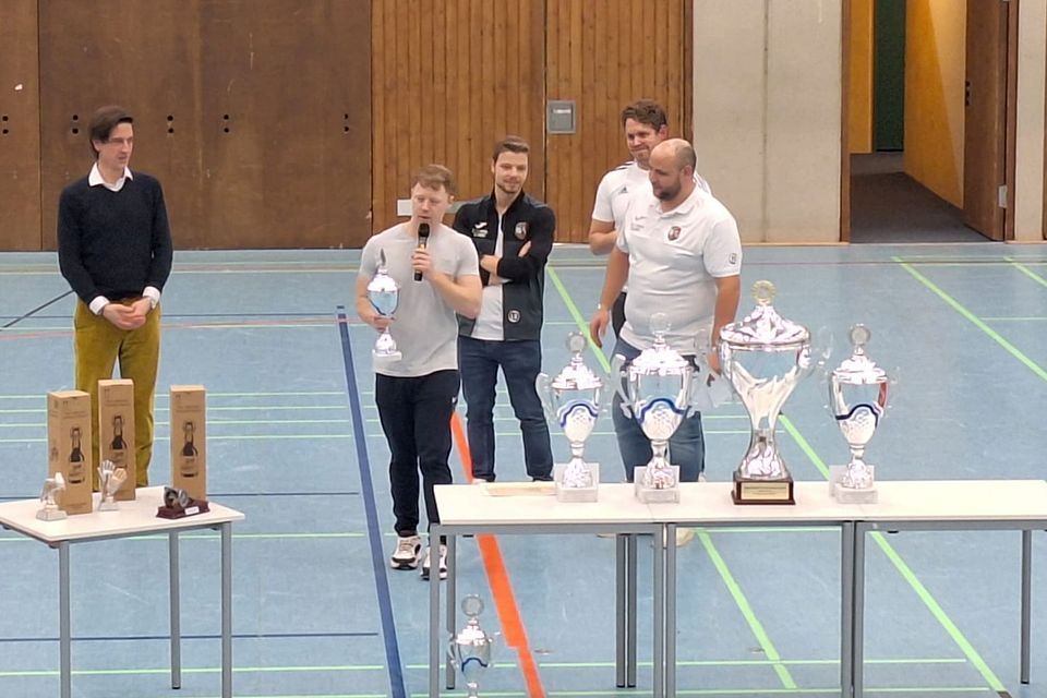 Kapitän Robin Biesinger nahm den Pokal für den vierten Platz in Empfang.