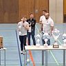 Kapitän Robin Biesinger nahm den Pokal für den vierten Platz in Empfang.