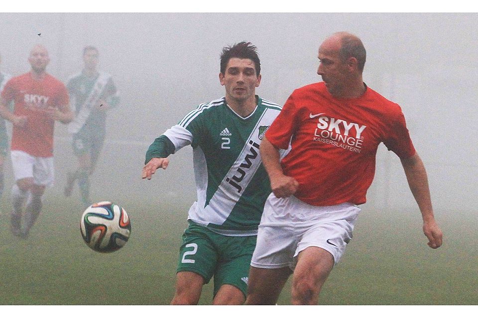 Die aus dem Nebel kommen: Axel Neumann (vorne links) im Zweikampf mit Fußball-Legende Mario Basler.	Foto: Edgar Daudistel
