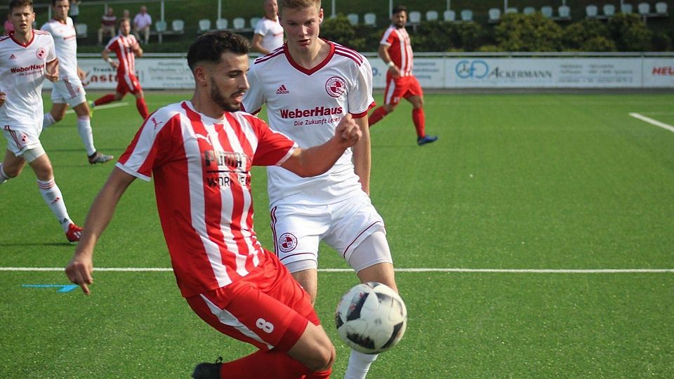 Ein Bild aus besseren Zeiten (Saison 2019/20): Anil Ekinci (links) spielt noch heute für RW Erlinghausen.