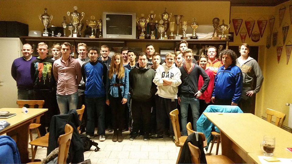 Unter der Leitung von Kreislehrwart Arsen Karagülyan (links) bereitet sich die junge Truppe auf ihr neues gemeinsames Hobby vor. (Foto: Affelder)