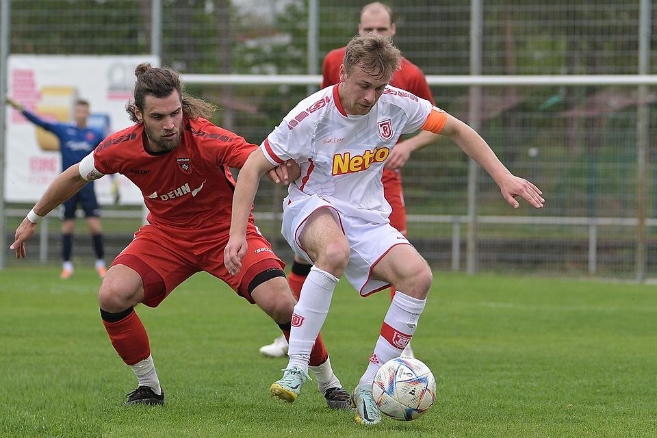 Julian Ziegler (rechts) soll ab Sommer im Mittelfeld der Fortuna Regensburg den Takt vorgeben.