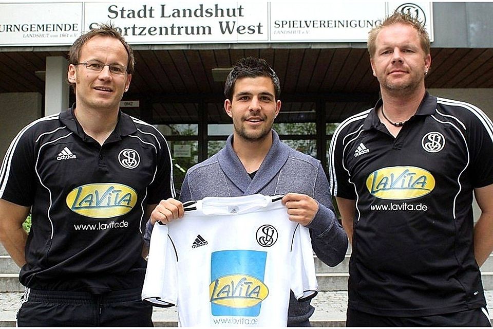Willkommen bei der SpVgg Landshut: Von links Co-Trainer Florian Baumgartl, Daniel Hofer und Chefcoach Christian Endler