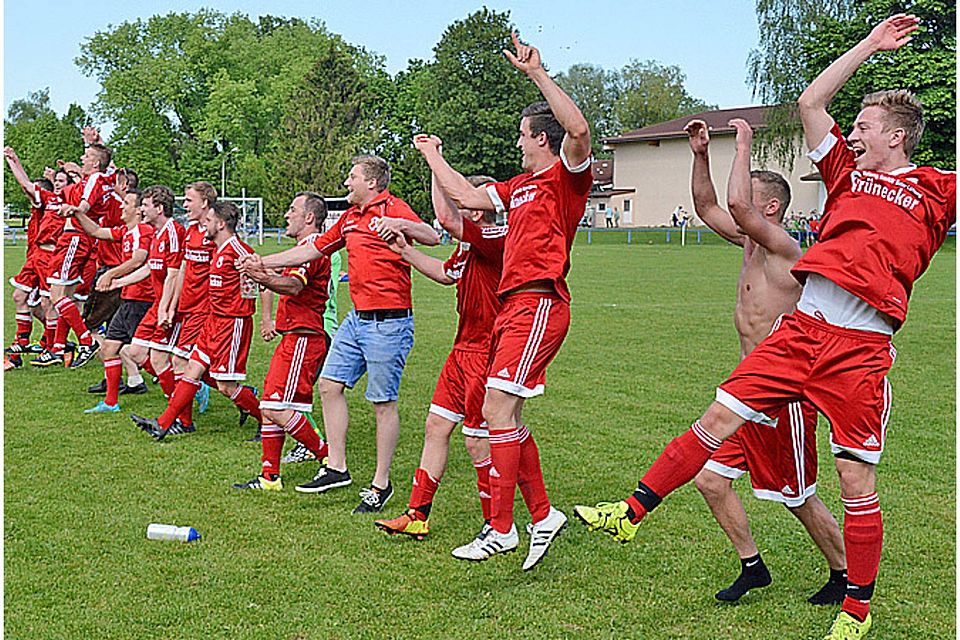 Unerwarteter Jubel: Der FC Kleinaitingen sichert sich mit einem Sieg beim Lokalrivalen Großaitingen die Meisterschaft. Der Jubel kennt keine Grenzen beim Team von Trainer Sepp Schlögel. Foto: Reinhold Radloff Unerwarteter Jubel: Der FC Kleinaitingen sichert sich mit einem Sieg beim Lokalrivalen Großaitingen die Meisterschaft. Der Jubel kennt keine Grenzen beim Team von Trainer Sepp Schlögel. Foto: Reinhold Radloff