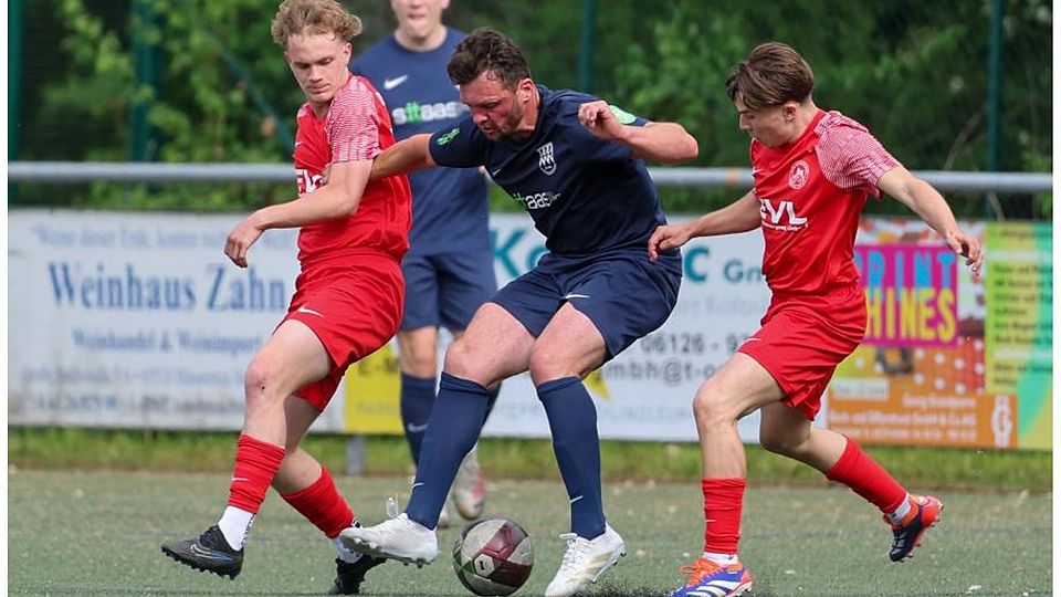 Mirco Paul (am Ball) zählt beim SV Wallrabenstein zu den Stützen. Er wird auch nächste Runde das Trikot des Gruppenligisten tragen, der sich auf eigenem Platz klar durchsetzt und insgesamt eine starke Runde spielt.	Foto: Jörg Halisch