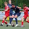 Mirco Paul (am Ball) zählt beim SV Wallrabenstein zu den Stützen. Er wird auch nächste Runde das Trikot des Gruppenligisten tragen, der sich auf eigenem Platz klar durchsetzt und insgesamt eine starke Runde spielt.	Foto: Jörg Halisch