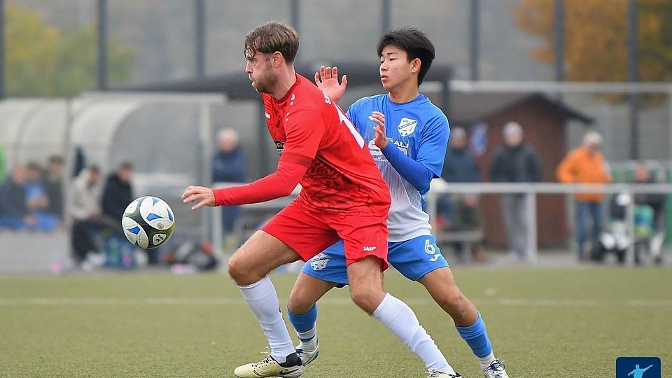 Die SKG Bauschheim (rote Trikots) hat die Hoffnung auf den Klassenerhalt nicht aufgegeben.