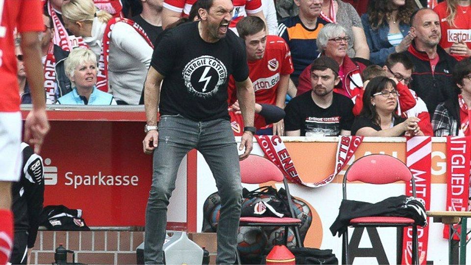 Würde ihn gern erzwingen, den Aufstieg: Claus-Dieter Wollitz, Coach des FC Energie Cottbus, zeigt beim Duell gegen Jena vollen Einsatz. F: Bock