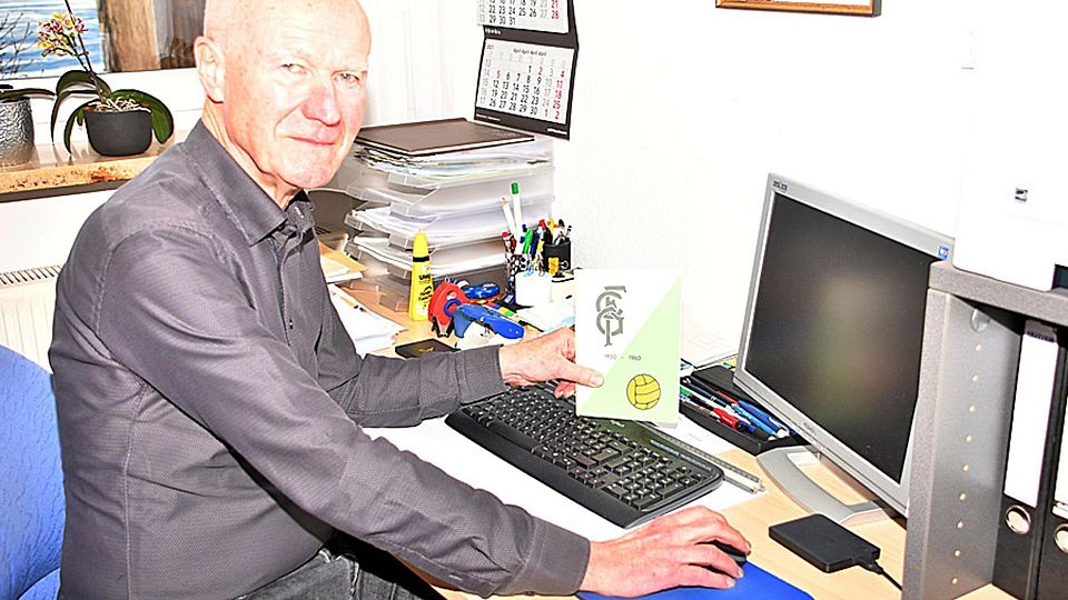 In jungen Jahren war Viktor Merenda ein guter Leichtathlet (rechtes Bild) – er startete dreimal bei der deutschen Meisterschaft – und feierte auch als Fußballer Erfolge. Seit 1989 ist Merenda (links) ununterbrochen Vorsitzender des FC Gundelfingen und dabei nicht nur wegen des 100. Vereinsjubiläums vor allem an seinem Schreibtisch gefordert.