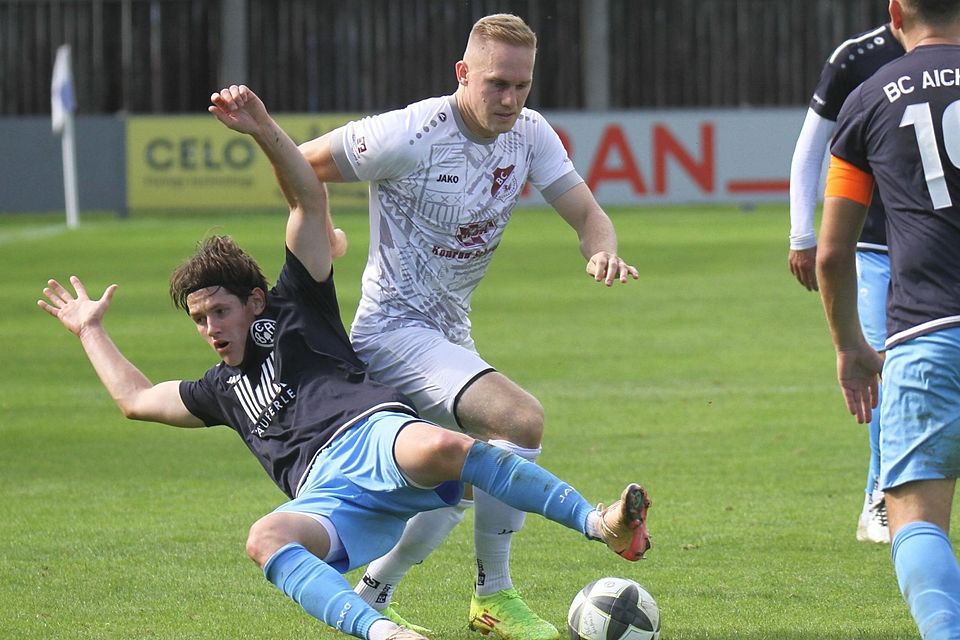 Das Duell der BCAs: Roman Tsebeliuk (links) und sein BC Aichach stellten sich gegen den BC Adelzhausen um Marvin Gaag cleverer an.