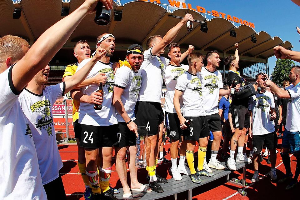 Haben sich das Bier schmecken lassen: Felix Weber (Nummer 24) und die Bayreuther Spieler feierten den Aufstieg in die 3. Liga ausgiebig.