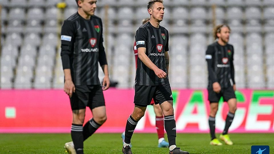 Jannik Schuster (Mitte) läuft künftig nicht mehr für den 1. FC Schweinfurt 05 auf.
