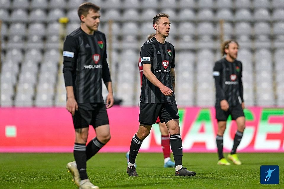 Jannik Schuster (Mitte) läuft künftig nicht mehr für den 1. FC Schweinfurt 05 auf.
