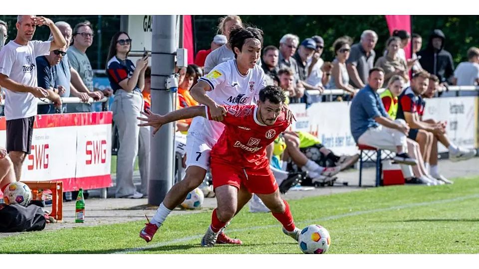 Derby-Zweikampf: Dong-woo Kim (hinten) vom FC Gießen rückt Phil Reuter vom SC Waldgirmes auf die Pelle. © Jenniver Röczey