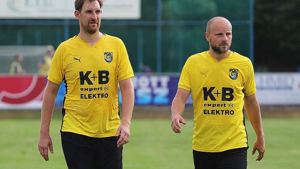 Friedrich Lieder (rechts) und Mario Zitzmann müssen beim FC Amberg ihren Hut nehmen.