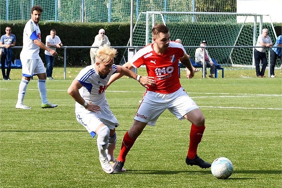 Dennis Carl (in rot-weiß/ Archiv) erzielte für Merseburg das zwischenzeitliche 3:0    F: Kalle Schmuck