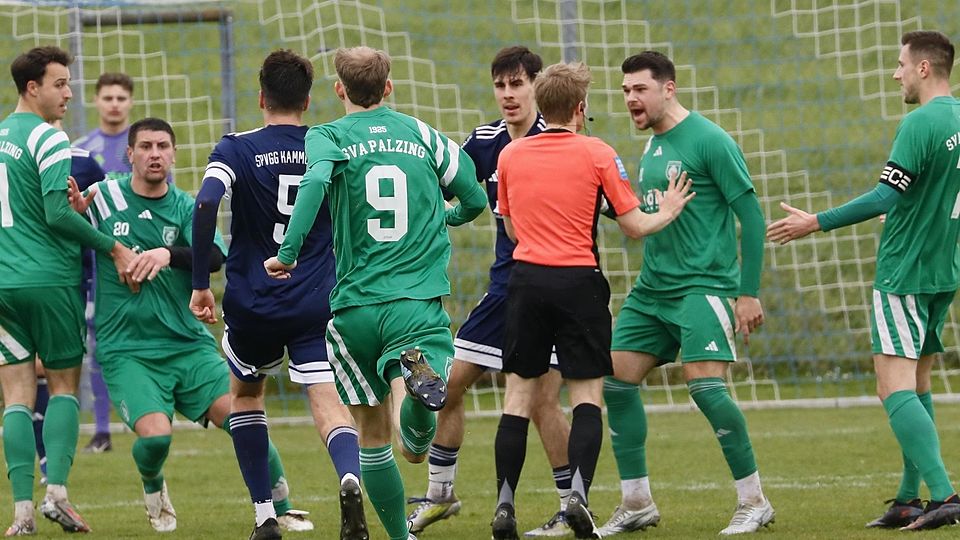 Viel Arbeit für den Schiedsrichter: Sowohl bei den Kammerbergern als auch bei den Palzingern kochten die Emotionen immer wieder hoch – Rudelbildung inklusive.