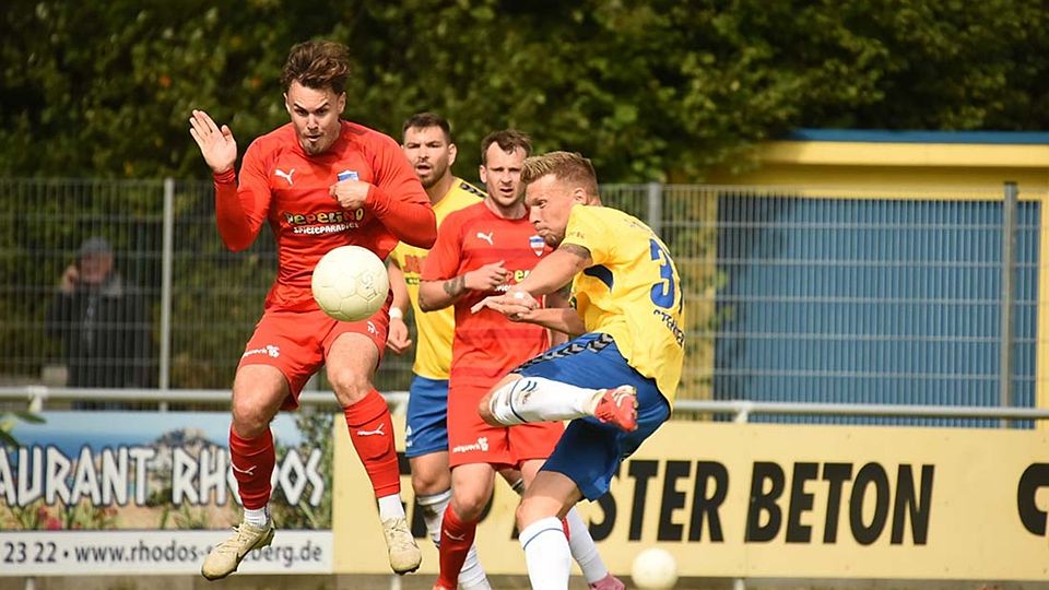 Moritz Haye (Inter Türkspor Kiel) wirft sich in den Schuss von Janek Sternberg (SV Todesfelde). Inter verteidigte mit viel Leidenschaft.