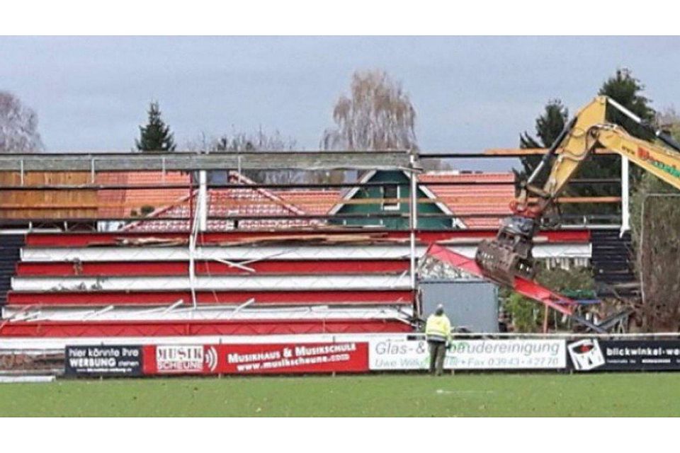 Der Abriss der Haupttribüne im Stadion am Mannsberg ist vollzogen.      (F. MatchdayHF)
