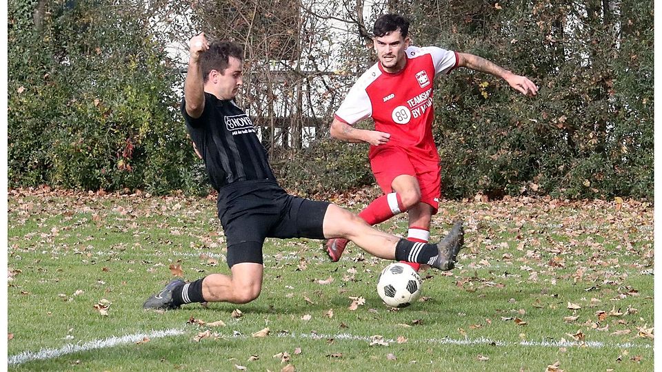 Fabian Berg vs Philipp Skodic (rot) MTV München vs SV Polling 3:1, 15.11.2025, Fußball, Bezirksliga.