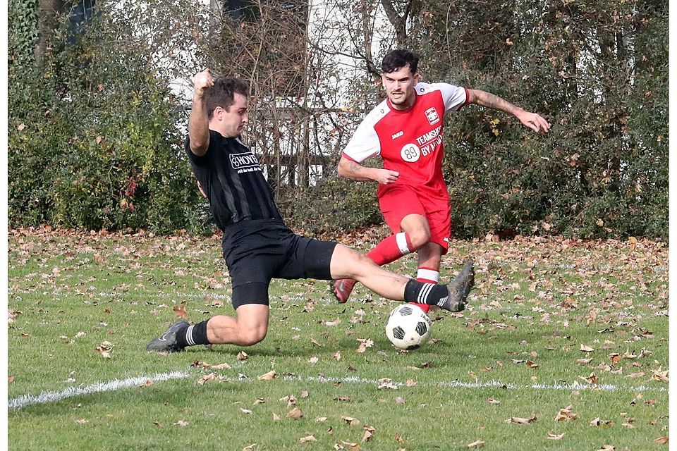 Fabian Berg vs Philipp Skodic (rot) MTV München vs SV Polling 3:1, 15.11.2025, Fußball, Bezirksliga. Fabian Berg vs Philipp Skodic (rot) MTV München vs SV Polling 3:1, 15.11.2025, Fußball, Bezirksliga.
