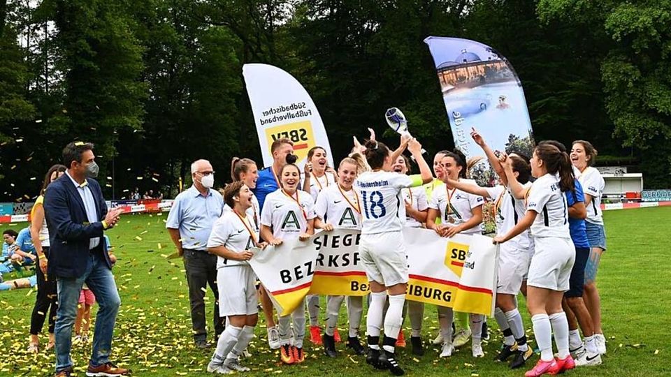 Im Besitz des Bezirkspokals: Ein großer Tag für die Fußballerinnen vom FC Heitersheim 