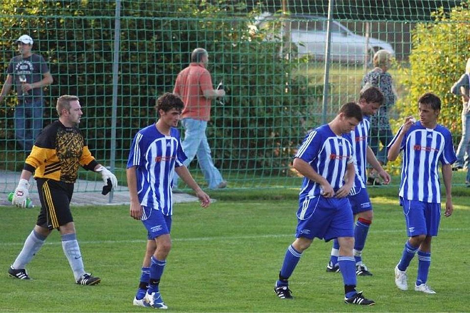 Mit hängenden Köpfen musste der FC Teisbach nach einem hochdramatischen Saisonfinale 2010 den bitteren Weg in die Kreisliga antreten.
