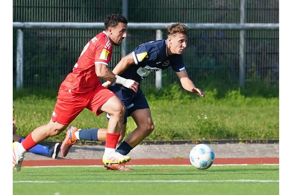 Leon Raitz (rechts), hier im Duell mit Gian Maria Olizzo vom SC Waldgirmes, erzielt sein erstes Hessenligator. Foto: Herbert Krämer Leon Raitz (rechts), hier im Duell mit Gian Maria Olizzo vom SC Waldgirmes, erzielt sein erstes Hessenligator. Foto: Herbert Krämer