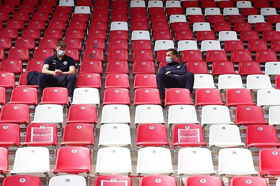 Hier sitzen noch Spieler auf den leeren Zuschauerrängen. Ab Freitag ist das Jahnstadion wieder für Fans geöffnet. Foto: Alexander Hassenstein/dpa