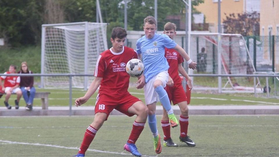 Voller Fokus auf den Ball: Weisenaus  Ahmed Makic (links), und Wormate Florian Bachmann haben nur die Kugel im Blick