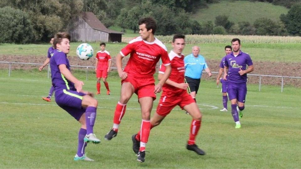 DerTSV Eutendorf musste sich überraschend im Heimspiel gegen die SGM Bretzfeld geschlagen geben und fiel auf den vierten Tabellenplatz zurück. Die Gastgeber hatten dieses Mal Probleme mit ihrem Spielaufbau. Auch der Druck nach vorne fehlte gestern.  jur