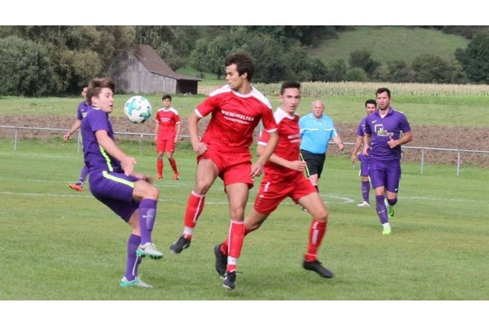 DerTSV Eutendorf musste sich überraschend im Heimspiel gegen die SGM Bretzfeld geschlagen geben und fiel auf den vierten Tabellenplatz zurück. Die Gastgeber hatten dieses Mal Probleme mit ihrem Spielaufbau. Auch der Druck nach vorne fehlte gestern.  jur