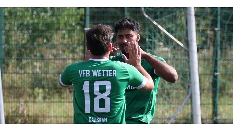 Dogan Caliskan (vorn) beglückwünscht Firas Engel. Sein Mitspieler beim VfB Wetter hat an den ersten Spieltagen als Torschütze für Furore gesorgt und eine besondere Geschichte zu erzählen. © Jens Schmidt