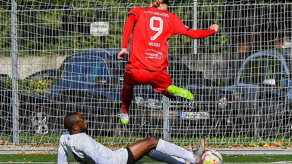 In höchster Not geklärt: Weidens Torjäger Niklas Valerius (oben) springt über den Gegenspieler.⇥Foto: Manfred Heyne