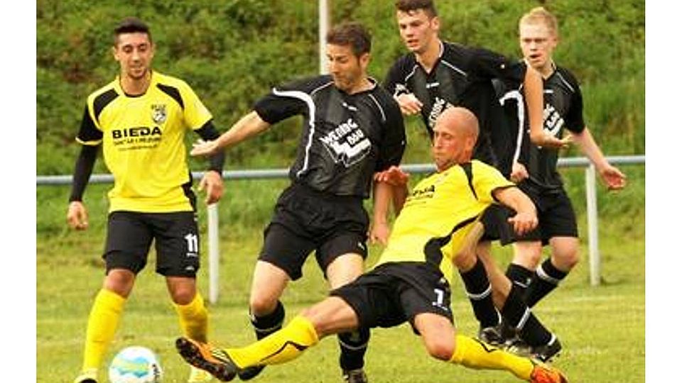 Einen Treffer von Timo Rost (vorne in gelb) wollten die Hersbrucker auf keinen Fall kassieren und blockten den Amberger Spielertrainer meist mit mehreren Verteidigern ab (F.: J. Ruppert).