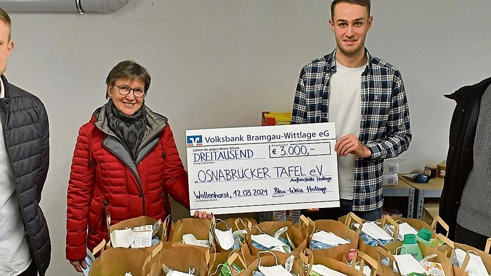 Gute Nachrichten und einen Scheck überbrachte Fußballer Kai Schönhoff (r.) für Brigitte Goldkamp von der Tafel. Foto: Kemme