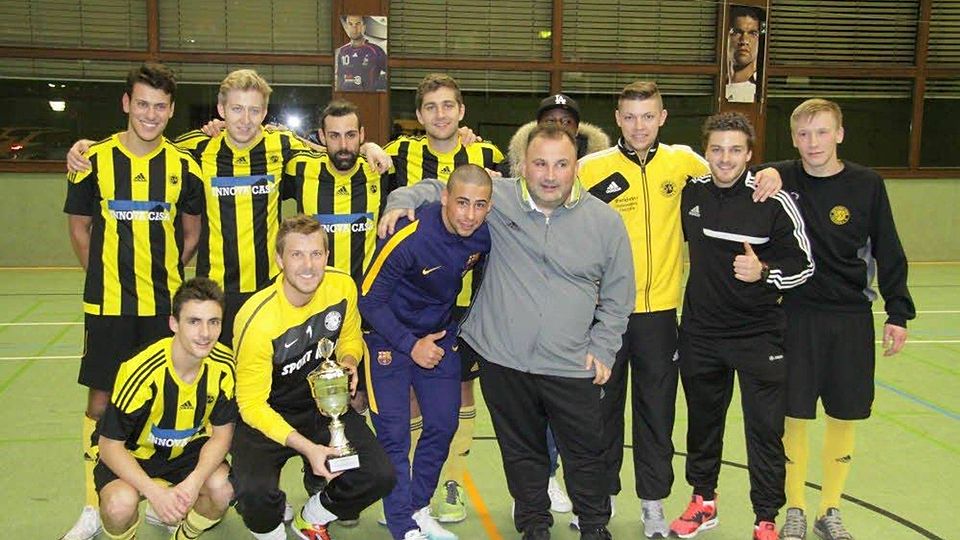Das strahlende Siegerteam der Frechener Stadtmeisterschaft unter dem Hallendach: Viktoria Frechen, Foto: Kühlborn