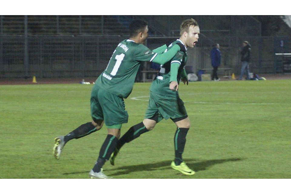 Jubel nach dem 4:1: Torschütze Rico Gladrow wird von Vorlagengeber Darryl Geurts gefeiert. Foto: Martin Ramos