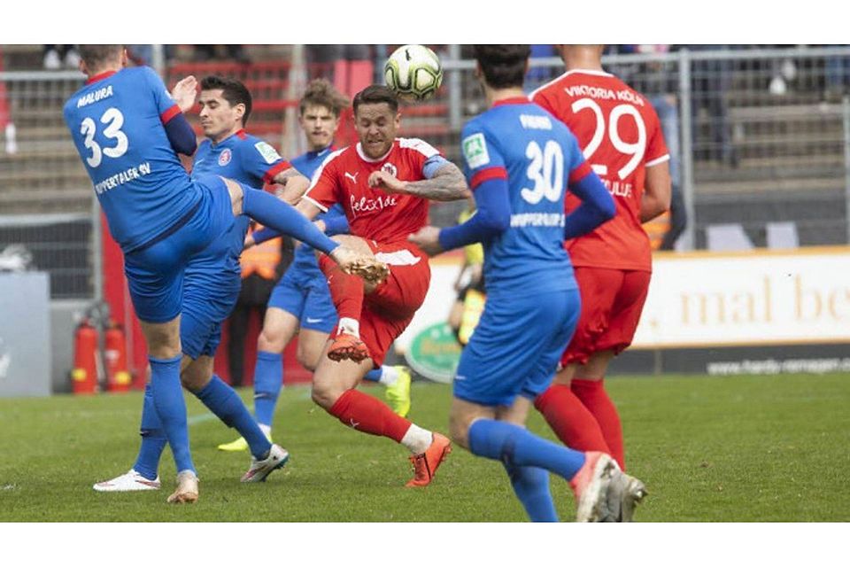 Mike Wunderlich (M.) im Wuppertaler AbwehrbollwerkFoto:Bopp