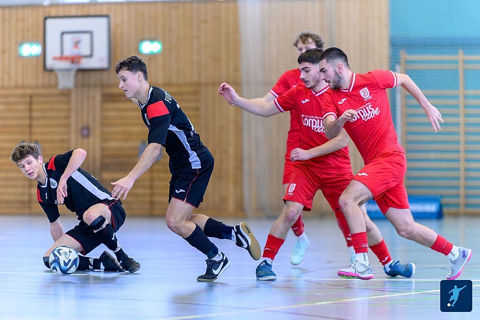 Regensburgs U19-Junioren (rotes Dress) jagen dem Ball sowohl in der Futsal-Bayernliga als auch in der U19 BOL hinterher.
