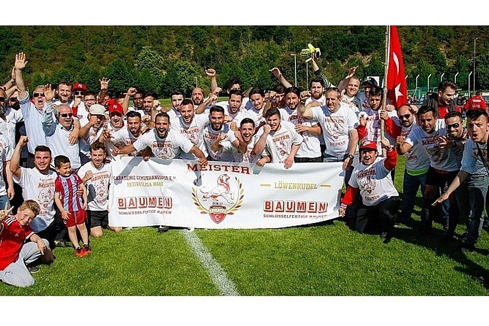 Meisterlich: Mannschaft und Fans von Karadeniz Bad Kreuznach freuen sich über die Meisterschaft in der Bezirksliga Nahe. 	Foto: Dirk Waidner