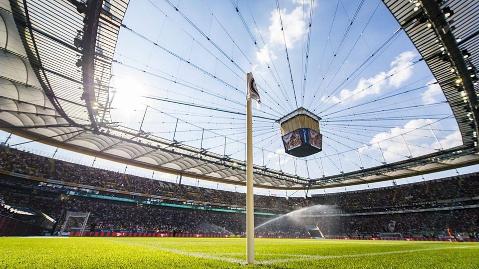Wässern kurz vor dem Anpfiff zwischen Eintracht Frankfurt und Hertha BSC: In der kommenden Saison wird das auch am frühen Sonntagnachmittag der Fall sein. Der erste geplante Anstoß ist dann 13.30 Uhr. Foto: Getty