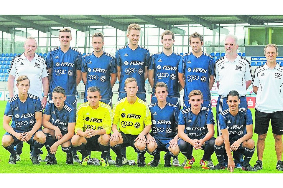 Nur einer von diesen 15 Männern war schon in der vergangenen Saison für den SC 04 Schwabach aktiv: Teambetreuer Randolf Müller (stehend links).