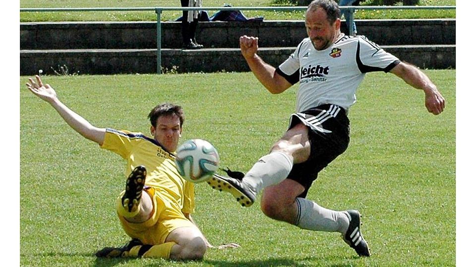 Routinier Wolfgang Brunner wird hier im letzten Moment abgeblockt. Dennoch siegte der SV Bremelau mit 2:0 gegen die SGM Undingen/Erpfingen/Willmandingen und schöpft neuen Mut im Kampf um den Klassenerhalt.