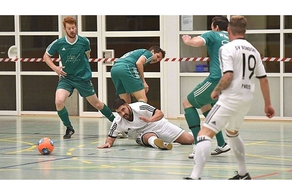 Wo rollt er denn hin, der Futsalball? Kuriose Spielszene zwischen dem SV Bondorf (weiß) und dem SV Deckenpfronn Foto: Vecseykurio