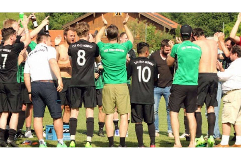 Erleichterung pur: Murnauer Kicker, Trainer und Fans feiern nach dem Schlusspfiff den Klassenerhalt auf dem Gaißacher Sportplatz.  Foto: Andreas Kögl