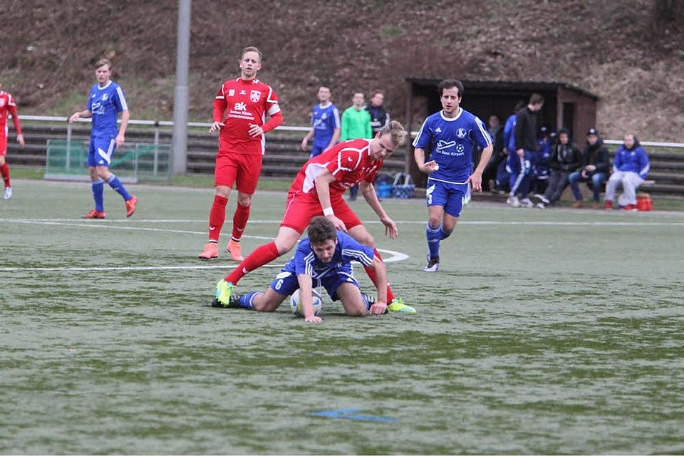 Marcel Radschuweit (oben) und der FC Hennef flößen dem VfL Alfter großen Respekt ein. Foto: Bröhl