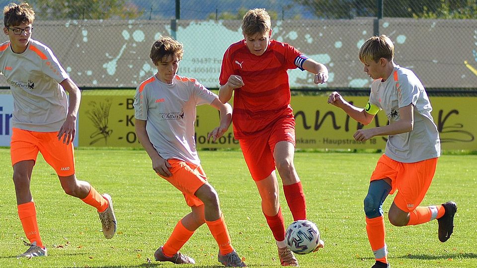 Mit den Ergebnissen der Jugendmannschaften nach der Hinrunde sind die Verantwortlichen des 1. FC Bad Kötzting (rotes Dress) zufrieden.