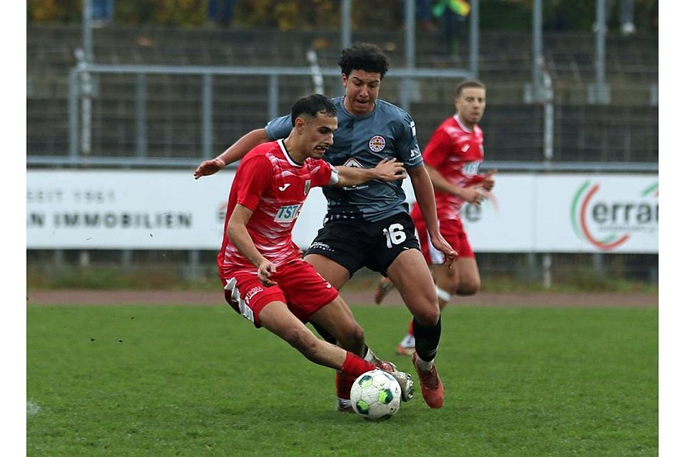 Das Comeback jüngst von Vize-Kapitän Tom Fladung (rotes Trikot) gegen Rot-Weiß Koblenz war eine gute Nachricht für die Wormatia. In dieser Szene behauptet er den Ball gegen Zavier Ghebrezghi. Foto: Christine Dirigo/pakalski-press Das Comeback jüngst von Vize-Kapitän Tom Fladung (rotes Trikot) gegen Rot-Weiß Koblenz war eine gute Nachricht für die Wormatia. In dieser Szene behauptet er den Ball gegen Zavier Ghebrezghi. Foto: Christine Dirigo/pakalski-press