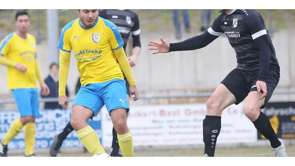 Orkan Bicakkiran (l.) von der SG Waldsolms sucht und findet gegen Tom Fischer vom VfB Wetter eine Anspielstation. © Steffen Baer